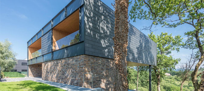Casa flotante en Bilbao con fachada de Stonepanel y pavimento de Infercoa