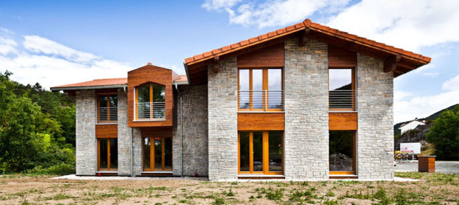 Casa pasiva con fachada de piedra natural
