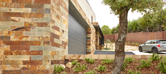 Vivienda en Torrelodones revestida con Pizarra Multicolor Rústica CUPA STONE