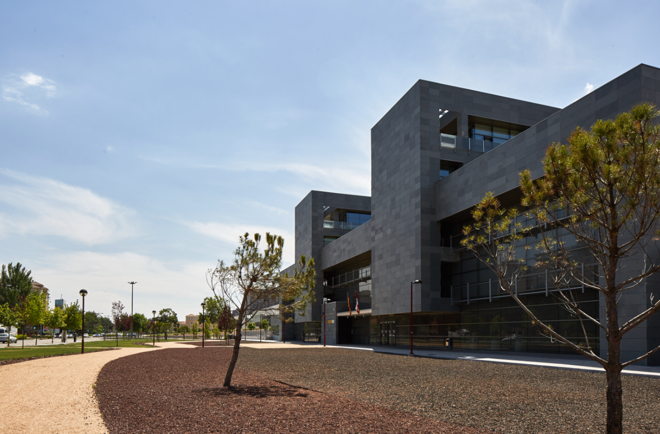 Pizarra Celeste CUPA STONE en la fachada de la Agencia Tributaria de Valladolid