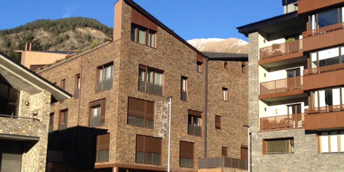 STONEPANEL MULTICOLOR en un edificio de Andorra