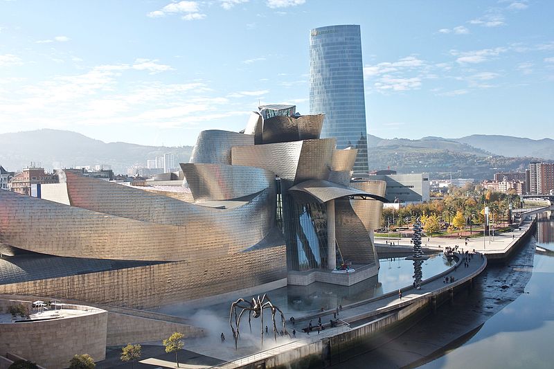 Museo Guggenheim de Bilbao con fachada de piedra caliza