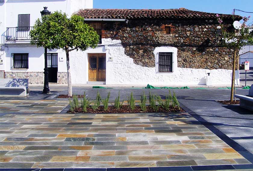 Proyecto con Cuarcita Orien Oro y Pizarra Graffiti en la plaza de El Ronquillo