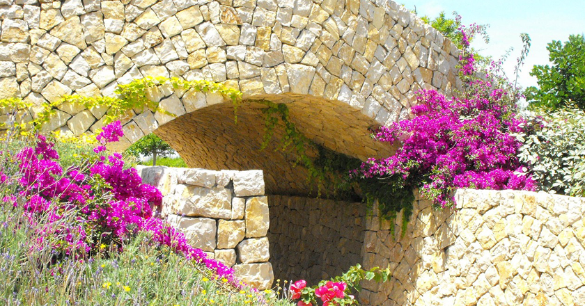 Jardín atlántico de piedra natural con flores