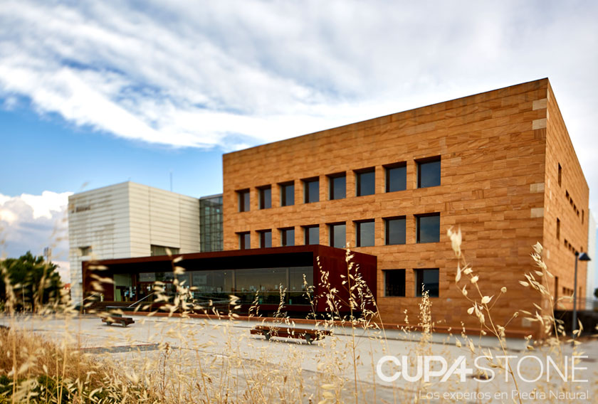 Arenisca Teka CUPA STONE en la biblioteca del Campus de Fuenlabrada