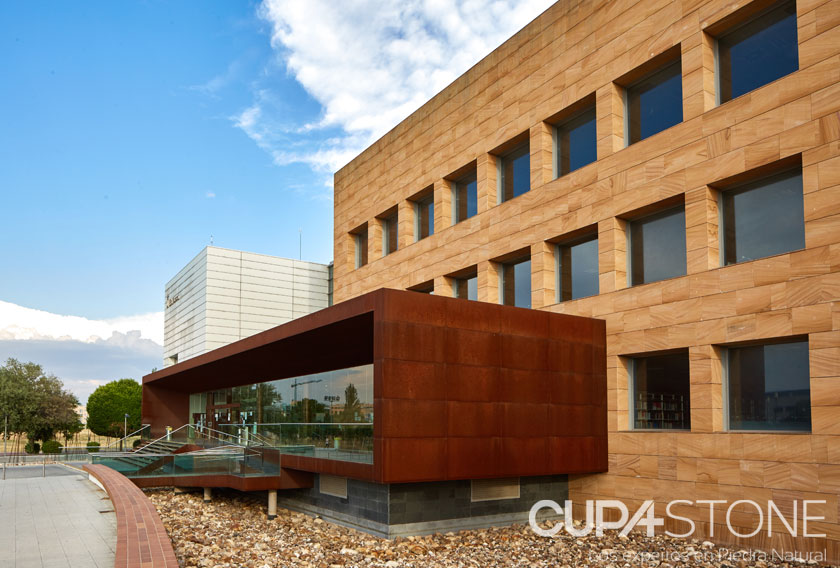 Arenisca Teka CUPA STONE en la biblioteca del Campus de Fuenlabrada