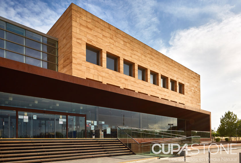 Arenisca Teka CUPA STONE en la biblioteca del Campus de Fuenlabrada