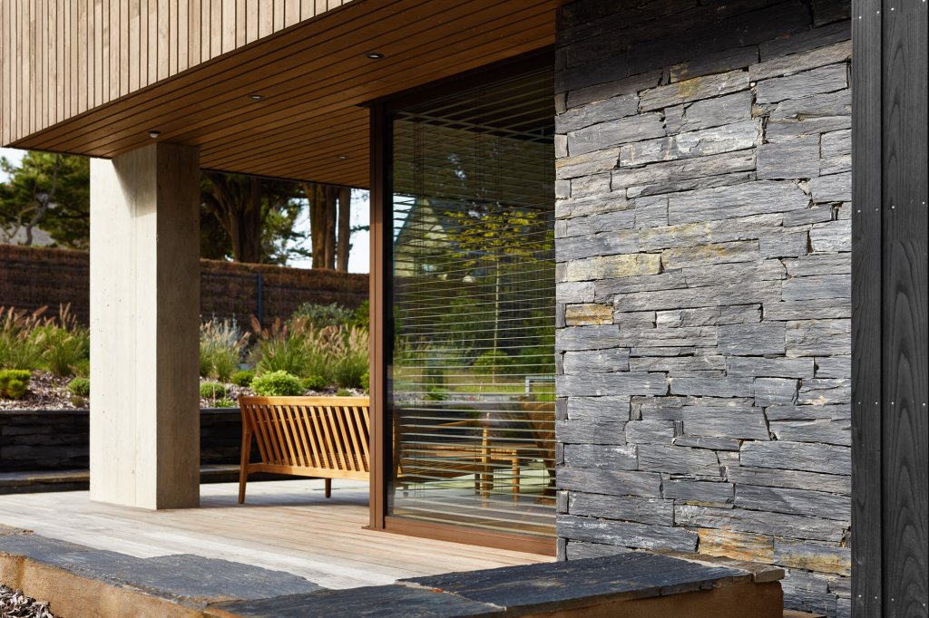fachada de piedra natural y madera
