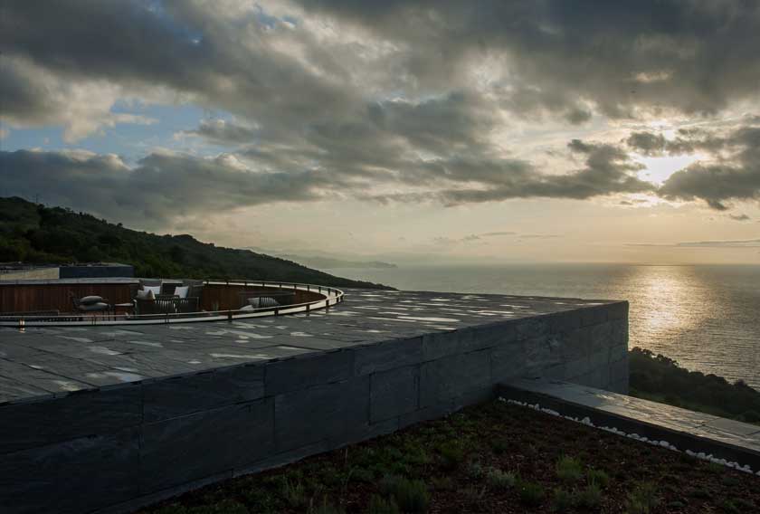 Fachada ventilada de Filita Moaré CUPA STONE en el Hotel Akelarre