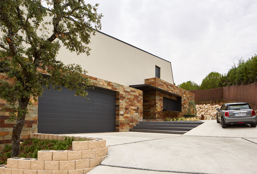 Vivienda en Torrelodones revestida con Pizarra Multicolor Rústica CUPA STONE