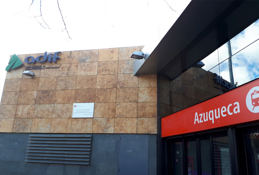 Cuarcita Carioca Bronce CUPA STONE en la fachada de la estación de tren de Azuqueca de Henares