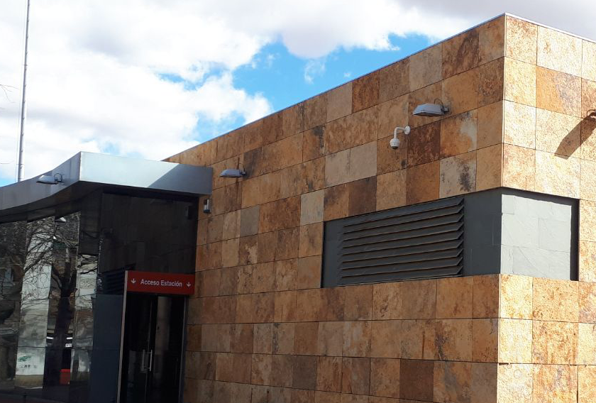 Cuarcita Carioca Bronce CUPA STONE en la fachada de la estación de tren de Azuqueca de Henares