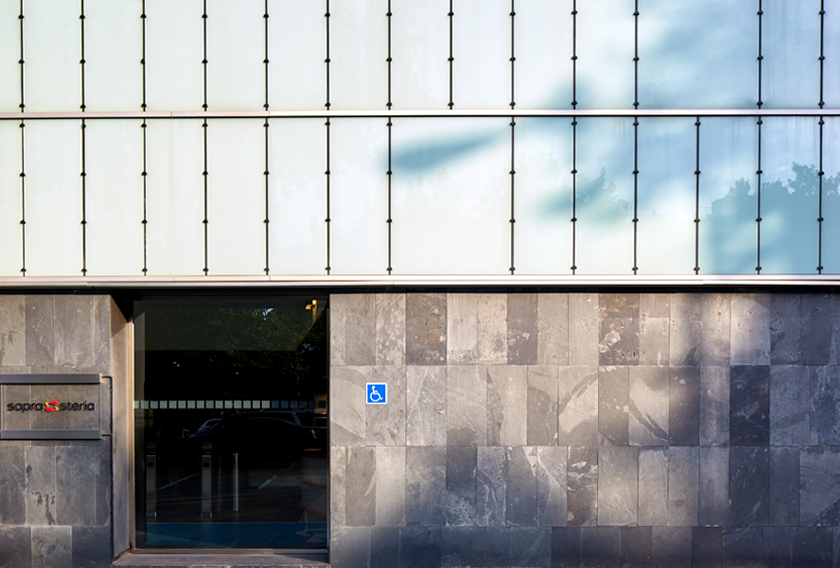 Edificio Sopra Steria revestido con la Pizarra Graffiti CUPA STONE