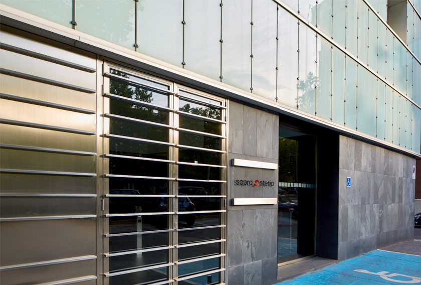 Edificio Sopra Steria revestido con la Pizarra Graffiti CUPA STONE