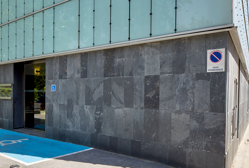 Edificio Sopra Steria revestido con la Pizarra Graffiti CUPA STONE