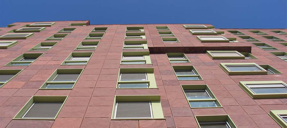 Arenisca Chocolate CUPA STONE en la fachada de un edificio