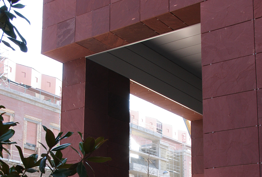 Arenisca Chocolate CUPA STONE en la fachada de un edificio