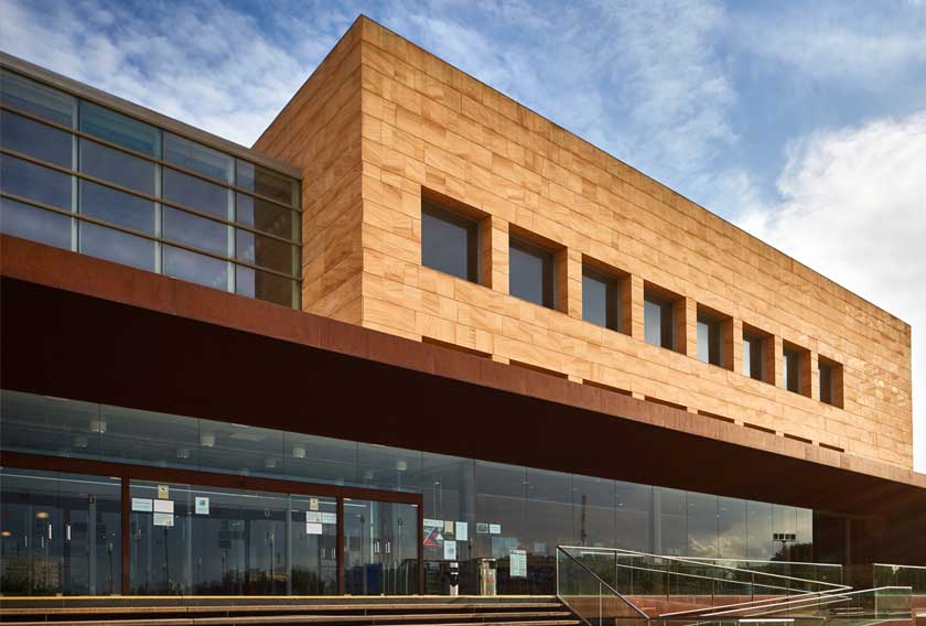 Arenisca Teka CUPA STONE en la Biblioteca del Campus Universitario Rey Juan Carlos de Fuenlabrada en Madrid