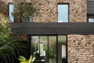 Arenisca, una piedra natural resistente y duradera ideal para fachadas