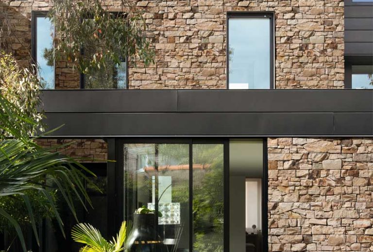 Arenisca, una piedra natural resistente y duradera ideal para fachadas