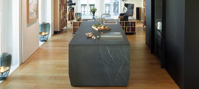 Isla de cocina con Pietra Grey de SapienStone que CUPA STONE distribuye