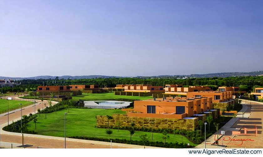 Complejo residencial L'Orangerie de Vilamoura en Portugal con Cuarcita Carioca Bronce CUPA STONE en las fachadas