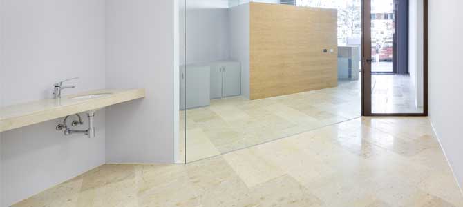 Proyecto de clínica de podología en Ponferrada con Caliza Camel CUPA STONE