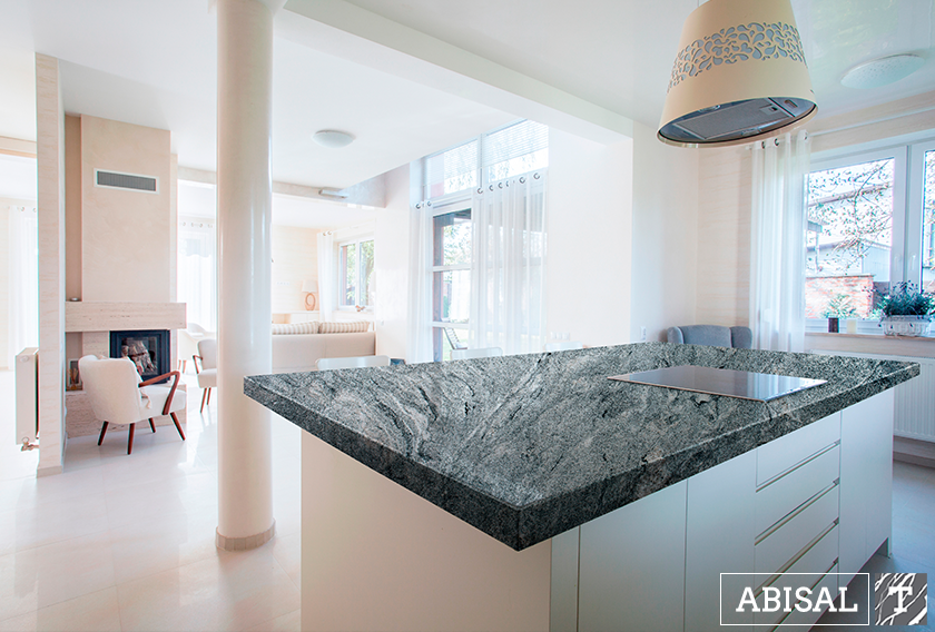 Isla de cocina diseñada con el granito Abisal de CUPA STONE para encimeras grises