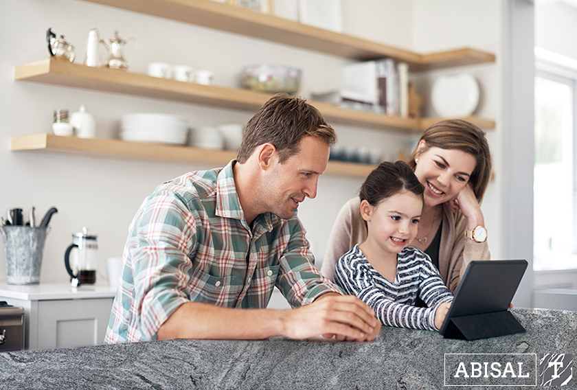 Familia en una encimera de cocina diseñada con el granito Abisal