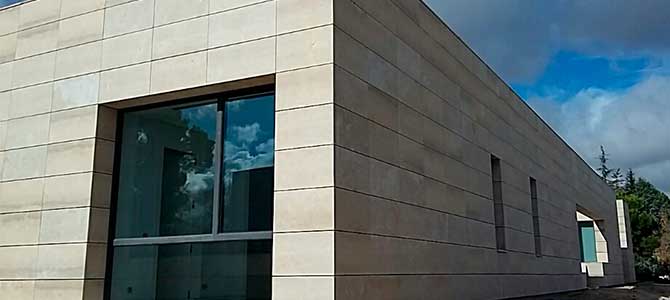 Caliza Camel CUPA STONE para una fachada contemporánea