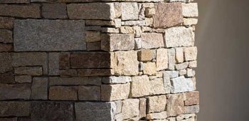 Muro de piedra natural