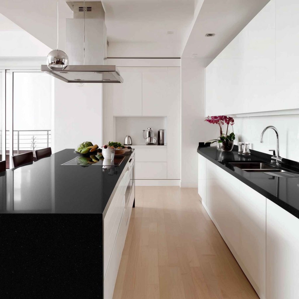 cocina blanca con encimera de granito negro
