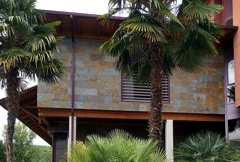 Fachada de Pizarra Multicolor en el Hotel Villamartín 