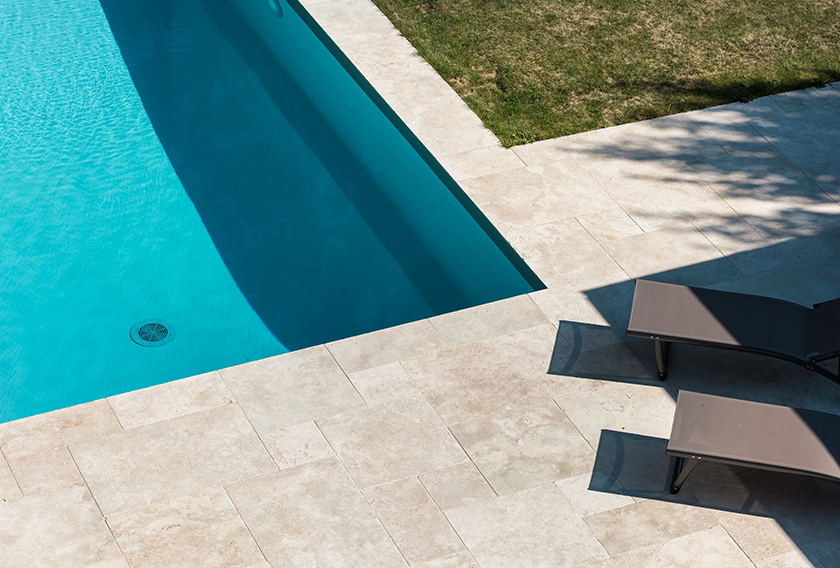 Bordes de piscina en mármol travertino