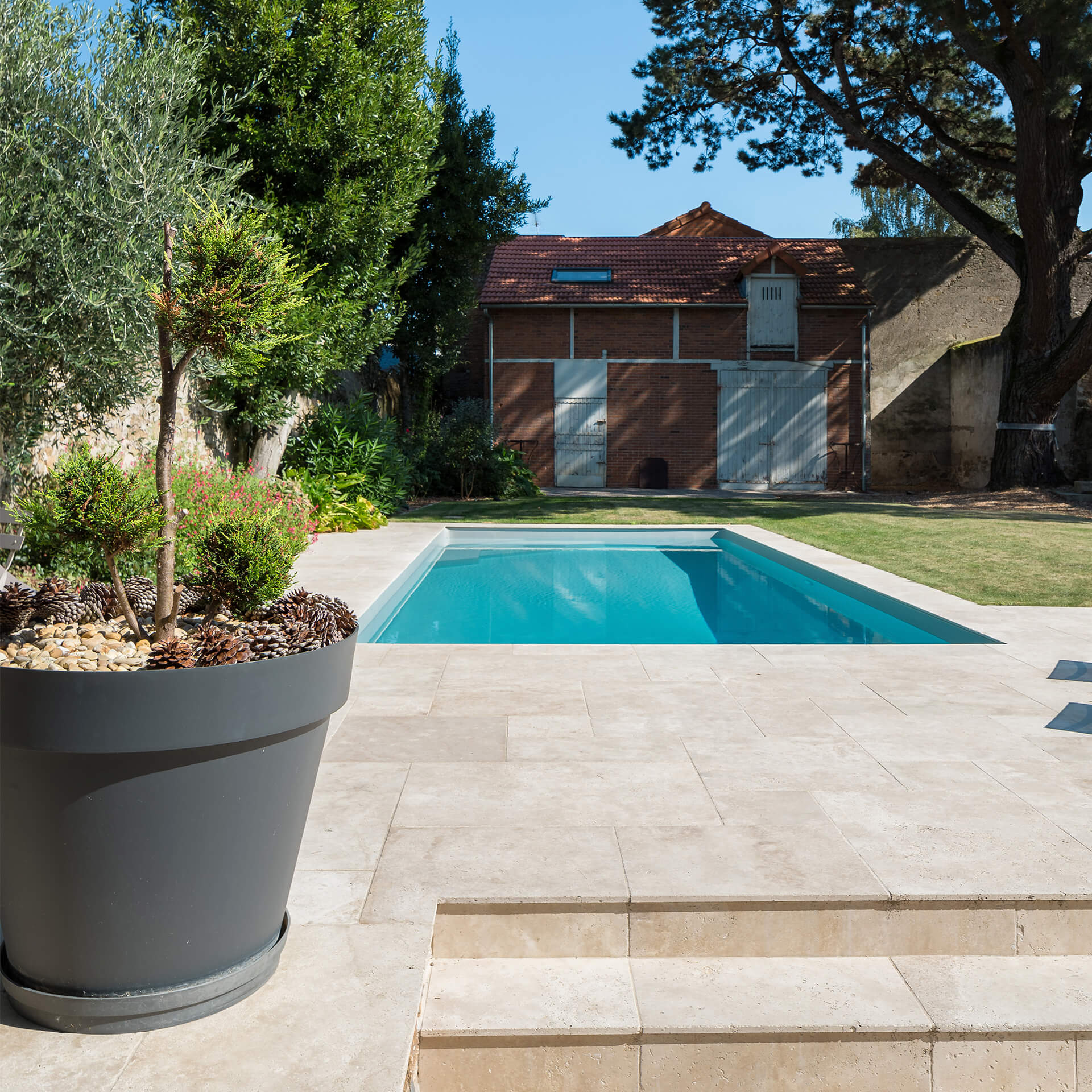 Terraza y piscina de vivienda particular