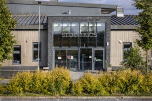 Fachada Stonepanel Laja Jet Dark Fachada Stonepanel laja Jet Dark en un colegio de UK