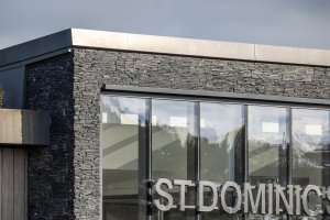 Fachada Stonepanel Laja Jet Dark Fachada de panel premontado de piedra natural Stonepanel laja Jet DArk en la fachada de un colegio en UK