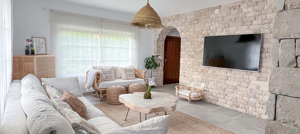 casa de azahara luque con salon con pared en piedra natural