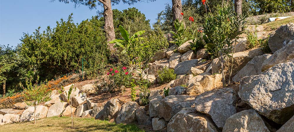 jardin con piedra natural de cupa stone