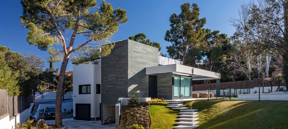 casa reformada con fachada de piedra