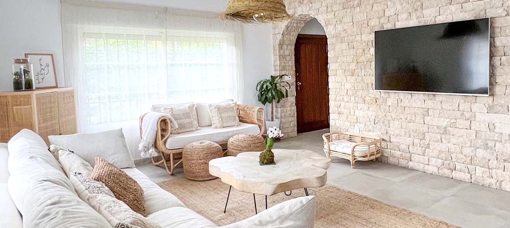 salon con decoracion campestre y pared en piedra natural