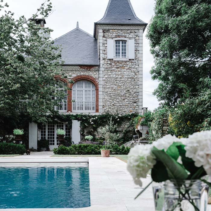 chateau monfort exterior y jardin con flores