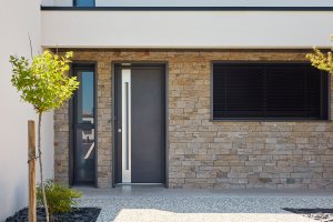 Stonepanel Saint Yrieix Fachada casa planta baja con piedra natural de tonos marrones y beige, panel premontado de piedra natural, Stonepanel Saint Yrieix