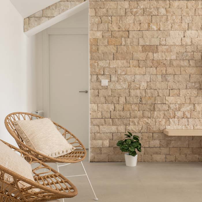 pared interior con travertino