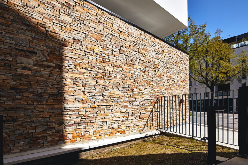 Fachada piedra natural de tonos dorados, panel premontado de piedra natural STONEPANEL DORE