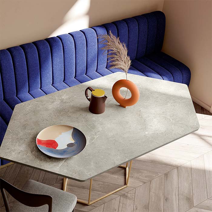 mesa de porcelanico con estilo minimalista