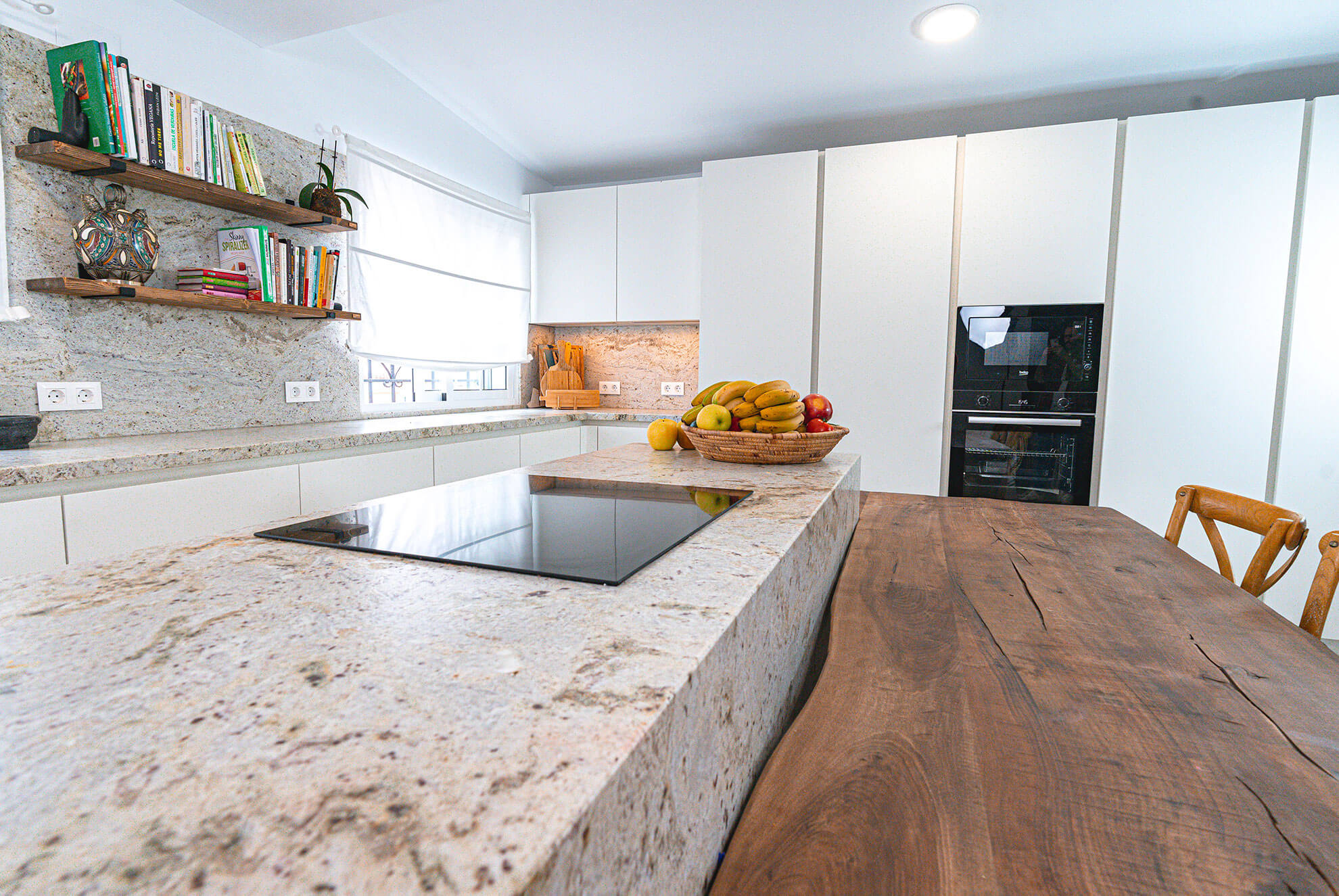 Isla de cocina en granito de color claro, Persia Bianca,