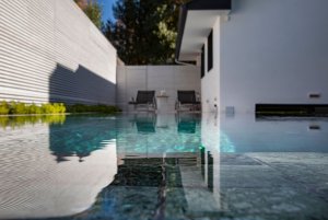 Piscina en mármol Verde Indio,en formato mosaico Piscina en mármol Verde Indio,en formato mosaico