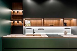 Cocina Sapienstone Calacatta Aurea Cocina con muebles verdes y combinados con madera, con encimera de porcelánico imitación al mármol calacatta