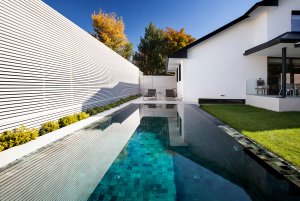 El mármol Verde Indio en formato mosaico le confiere a esta piscina un color espectacular